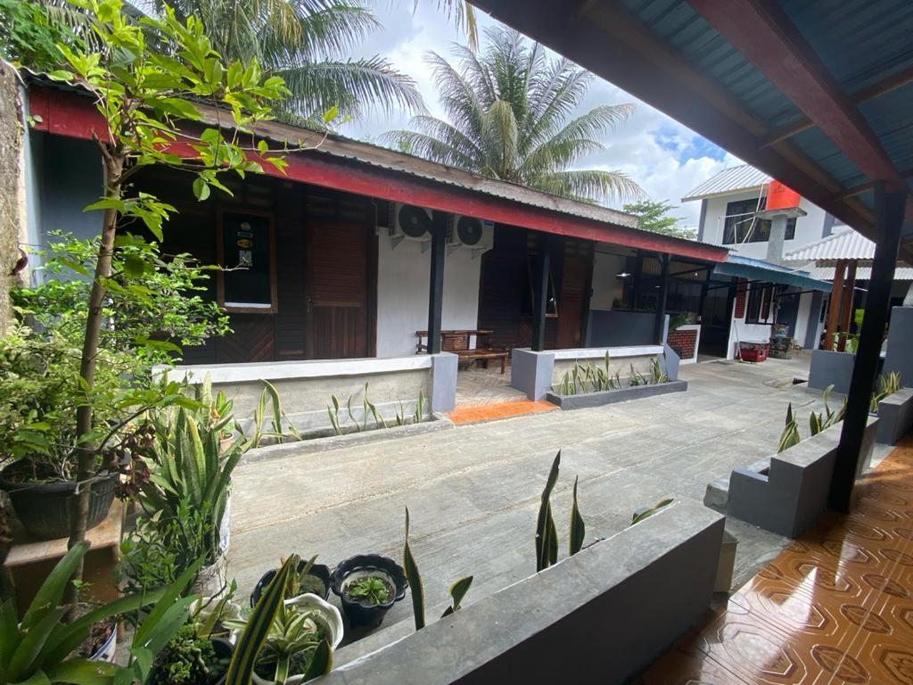 Krui Saejadi Surf And Stay Buitenkant foto